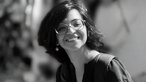 Ein Foto. Schwarz-Weiß-Porträt von Dr. Shonali Dhingra.