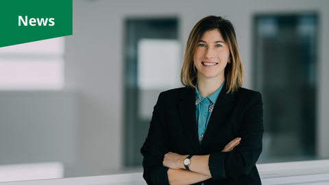 Ein Foto mit grafischen Elementen. Ein Porträt von Dr. Anna Czarkwiani. In der oberen linken Ecke befindet sich ein grünes Rechteck mit dem weißen Text ‚News‘.