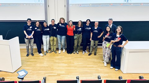 Ein Foto. 12 Personen posieren für ein Gruppenfoto.