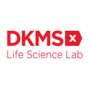 Das Logo des DMKS Life Science Lab. Oben steht Text in roten, fetten Buchstaben: “DKMS”. Rechts von dem Text ist ein rotes Fünfeck mit einem fetten weißen x in der Mitte. Unter dem ersten Text ist mehr Text in dünnen roten Buchstaben: „Life Science Lab“.