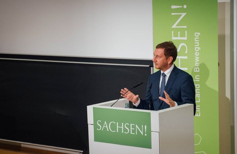 Sachsens Ministerpräsident Michael Kretschmer eröffnete das Life Sciences-Forum im CRTD der TU Dresden und blickte auf 20 Jahre Biotechnologie-Offensive Sachsen zurück
