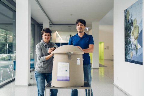 Nadine Münch und Dr. Daniel Freund vom CRTD schickten die erste Charge mesenchymale Stromazellen per Tieftemperatur-Container (Dry-Shipper) bei -190°C nach Kanada 