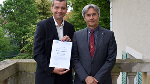 Dr. Marko Brankatschk und TUD Rektor Prof. Dr. Hans Müller-Steinhagen bei der Übergabe der "TUD Young Investor" Urkunde