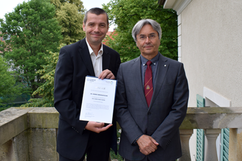 Dr. Marko Brankatschk und TUD Rektor Prof. Dr. Hans Müller-Steinhagen bei der Übergabe der "TUD Young Investor" Urkunde