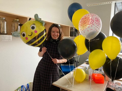 Dr. Anja Buttstedt lächelnd zwischen Luftballons