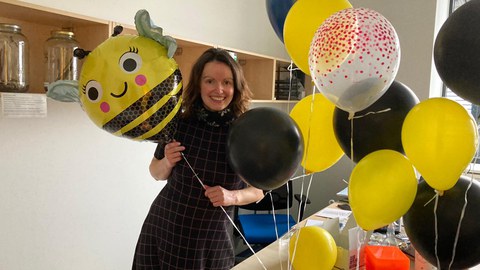 Dr. Anja Buttstedt lächelnd zwischen Luftballons