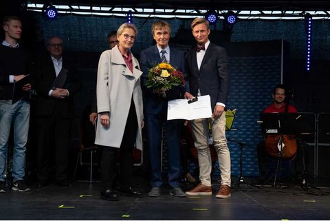 TUD Rektorin Prof. Ursula M. Staudinger, Prof. Kai Simons und TUD Kanzler Dr. Andreas Handschuh