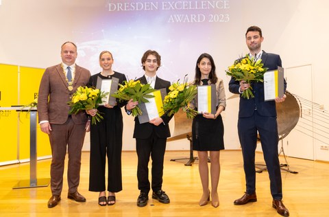 Fünf Personen mit Blumen und Urkunden bei der Verleihung des DRESDEN EXCELLENCE AWARD 2023.