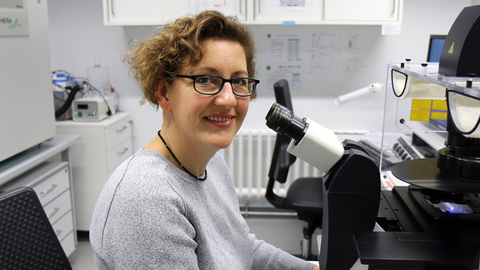 Dr. Hella Hartmann, Leiterin der Serviceeinrichtung für Lichtmikroskopie (LMF) der CMCB Technologieplattform der TU Dresden