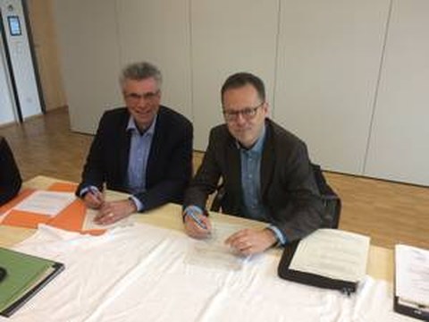 Dr. Volkhard Gürtler (TU Dresden) and Dr. Klaus Fabel (DZNE) sign the handover documents