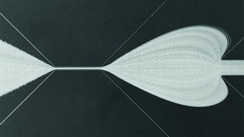 Real-Time Deformability Cytometry (RT-DC) zur Bestimmung des mechanischen Fingerabdrucks von Blut. Dabei fließen Zellen mit 10 cm/s von rechts nach links durch eine mikrofluidische Kanalstruktur (Breite des Bildausschnitts: 1.5 mm). Durch den von oben rechts und unten rechts einfließenden Hüllstrom werden die Zellen für die Messung der Zellverformung im schmalsten Teil des Kanals fokussiert. Es entstehen herzförmige Stromlinien, welche hier durch invertierte Überlagerung vieler Einzelbilder geze