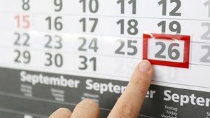 Ein Finger zeigt auf ein Datum in Kalender