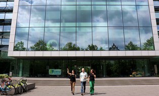 Menschen kommen aus dem CRTD Gebäude