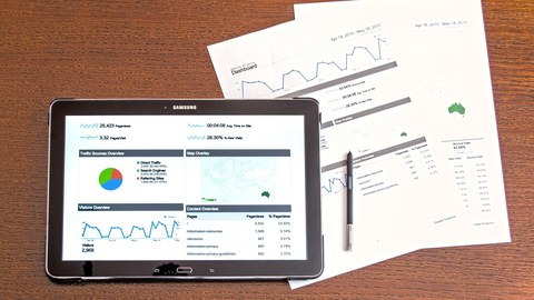 Tablett und Blätter mit Diagrammen