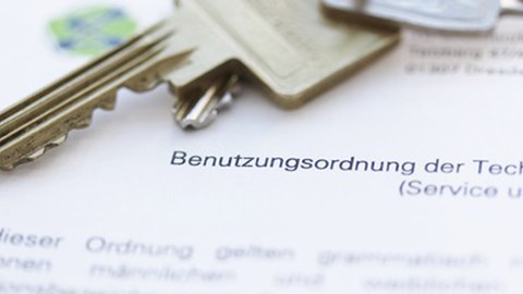 Benutzerordnung der Technologieplattformen liegt auf einem Tisch