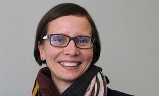 the picture shows the Research Associate of the the Mass Cytometry facility: Claudia Peitzsch