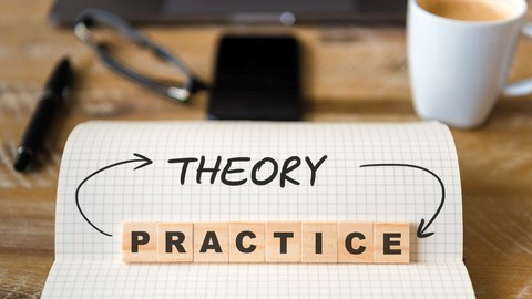 ein aufgeklapptes Notizheft liegt im Vordergrund. Darauf geschrieben sind die Begriffe "Theory" und "Practice" beide verbunden über Pfeile, die einen Kreislauf anzeigen. Im Hintergrund unscharf liegen ein Stift, eine Brille, ein Smartphone und eine Tasse Kaffee.