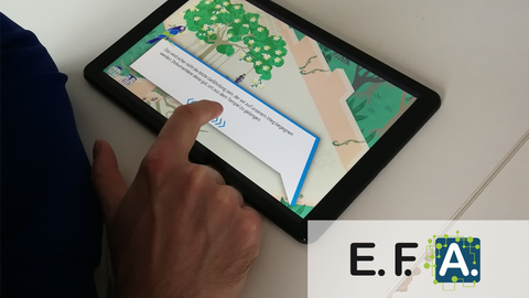 Tablet mit dem Lernspiel EFA, Hand von Person, die das Tablet bedient
