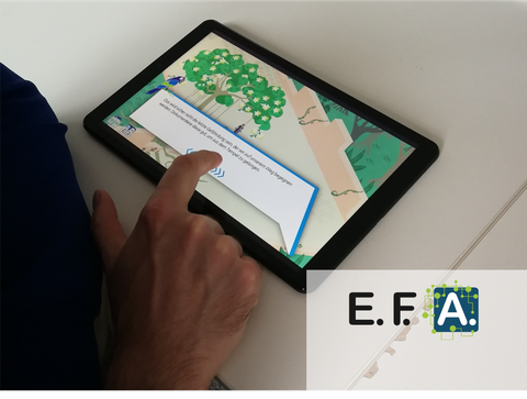 Tablet mit dem Lernspiel EFA, Hand von Person, die das Tablet bedient