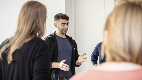 Gruppe von Menschen im Gespräch