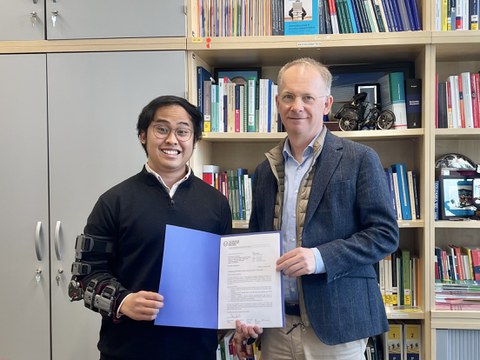 Doktorand Oka mit seinem Betreuer Prof. Dr. Thomas Köhler