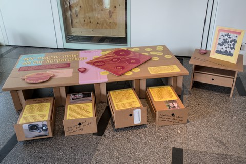 Persönliche Fotografien und Geschichten verbunden mit räumlicher Inszenierung