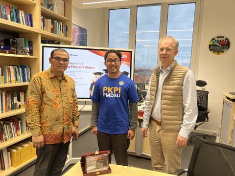 Prof. Dr. Dedi Rohendi (left) visited TU Dresden as part of the PKP–PMDSU supervisor mobility program, meeting with Mr. Muhammad Oka Ramadhan (center) and Prof. Dr. Thomas Köhler