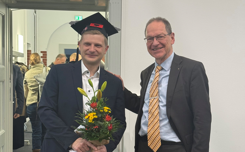 Doktorvater Prof. Dr. Eric Schoop gratuliert Mattis Altmann zur erfolgreich verteidigten Promotion