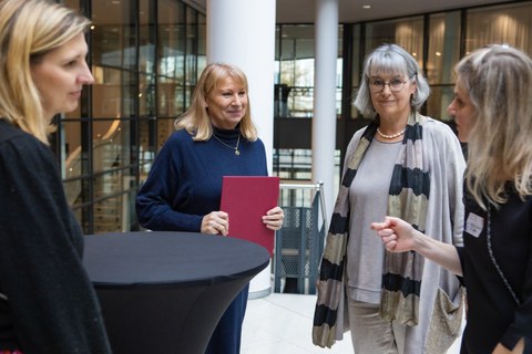 Staatministerin Petra Köpping steht mit drei weiteren Frauen um einen runden Stehtisch