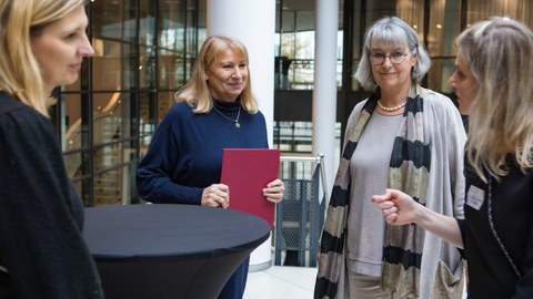 Staatministerin Petra Köpping steht mit drei weiteren Frauen um einen runden Stehtisch