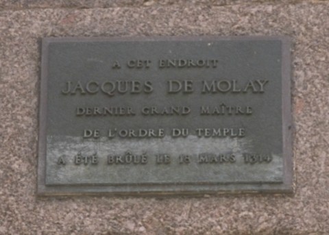 Die Erinnerungstafel am Ort der Hinrichtung Jacques de Molays in Paris