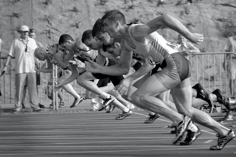 Foto schwarz-weiß startende Läufer