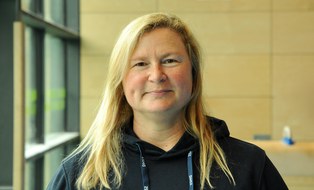 blonde Frau im dunkelblauen Kapuzenpullover, Mitarbeiterin des Dresder Hochschulsportzentrums
