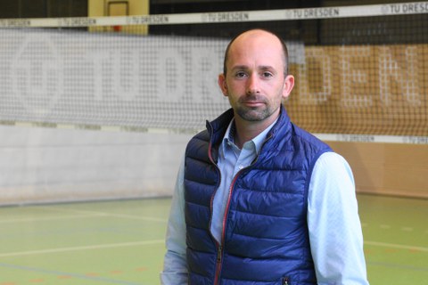 Foto Mitarbeiter Hochschulsport Marko Schimke, am Volleyballnetz