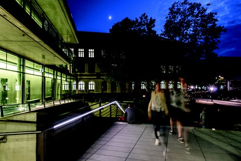 Foto: Gebäude der Hochschule für Musik Dresden, Blick aus dem Eingang in den Innenhof