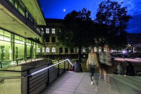 Foto: Gebäude der Hochschule für Musik Dresden, Blick aus dem Eingang in den Innenhof