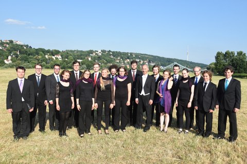 Foto eine Gruppe von Menschen in festlichen Kleidern und Anzügen steht auf einer Wiese am Elbufer