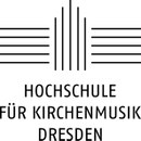 Grafik Logo der Hochschule für Kirchenmusik Dresden: über dem Schriftzug ist eine mit waagrechten und senkrechten Strichen stilisierte Kirche abgebildet