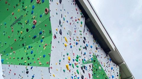 Foto: Kletterwand vor blauem Himmel
