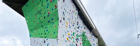 Foto: Kletterwand vor blauem Himmel
