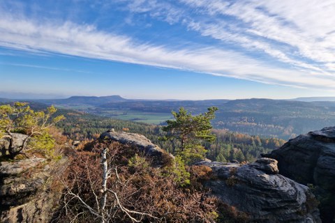 Foto: Landschaft Sächsische Schweiz mit Federwolken am Himmel