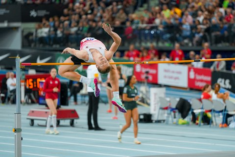 Foto Sportler beim Hochsprung