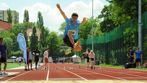 Foto: Sportler in blauem Shirt springt auf Betrachter zu