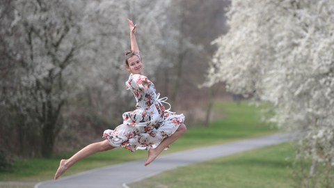 Foto junge Frau im Sprung im Frühling