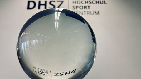 Foto: Glaskugel vor dem Logo des DHSZ