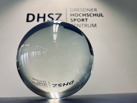 Foto: Glaskugel vor dem Logo des DHSZ
