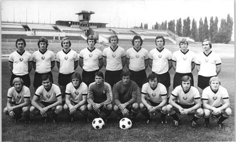 Foto: Fußballmannschaft, eine Reihe stehend, eine Reihe hockend