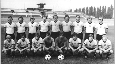 Foto: Fußballmannschaft, eine Reihe stehend, eine Reihe hockend