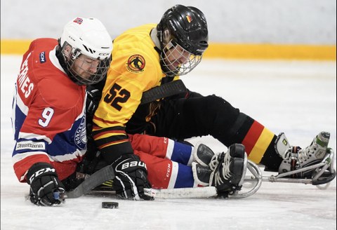 Foto: Zwei Para-Eishockeyspieler auf Schlitten auf dem Eis