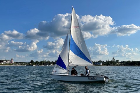Foto Segelboot mit zwei Personen auf dem Wasser